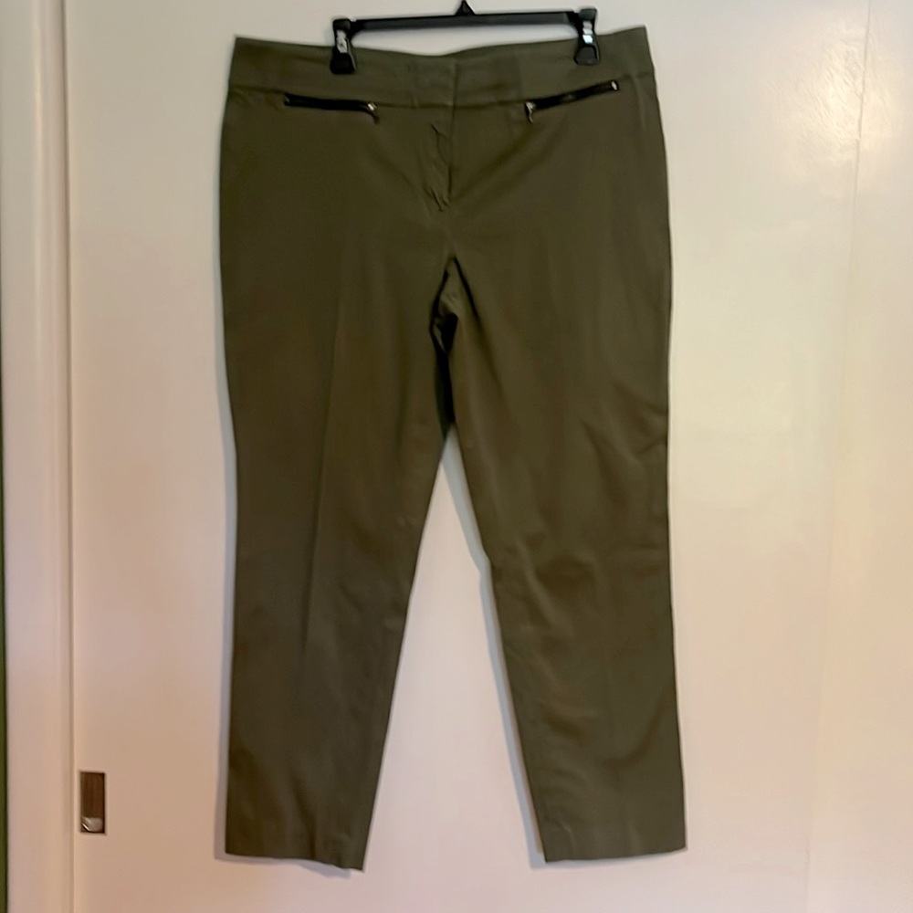 Nine West Capri pants size 14 olive
